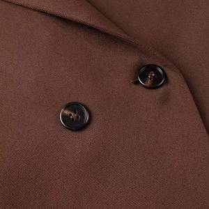 Vue détaillée du tissu sergé marron du blazer avec bouton en résine marbrée foncée