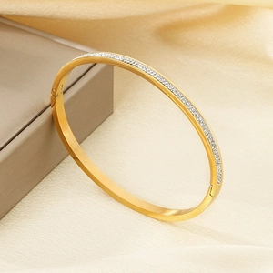 Dettaglio del bracciale ovale in acciaio placcato oro 18K con cristalli e chiusura a scatto