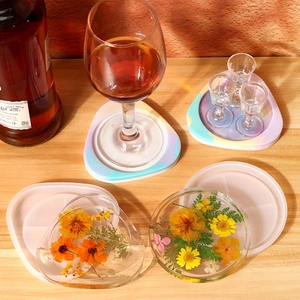Dettaglio di sottobicchieri fai-da-te con fiori secchi e stampi in silicone