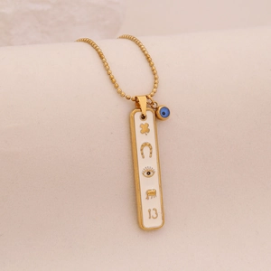 Collier chaîne à billes dorées avec pendentif symboles porte-bonheur éléphant et trèfle