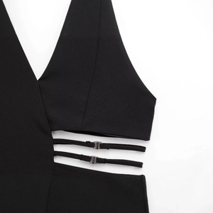 Dames haltertop in zwart met diepe V-hals, taille-uitsparingen en metalen gespdetails