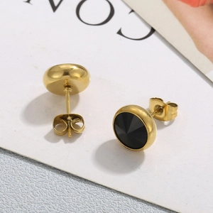 Boucles d'oreilles minimalistes en titane doré avec pierre noire ronde en vue macro