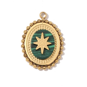 Vue macro du pendentif ovale doré avec malachite verte et détail d'étoile