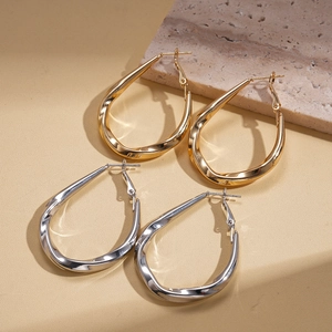 Minimalist geometric twisted waterdrop earrings set in polished gold and silver finish
