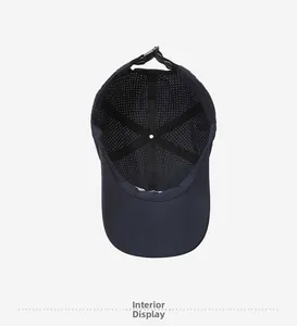 Vue intérieure de la casquette en maille respirante avec coutures renforcées et sangle