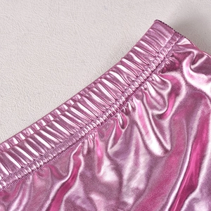 Détail de la taille élastique sur tissu métallisé rose fuchsia brillant avec couture