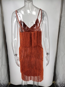 Nahaufnahme der Fransen und des verdeckten Reißverschlusses am ziegelroten Kleid