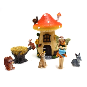 Vue détaillée du kit de jardin féerique en résine avec maison champignon et animaux