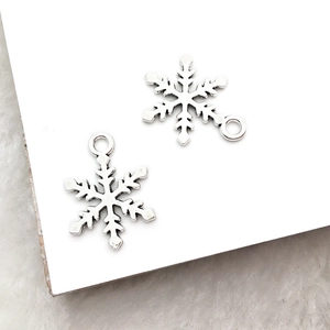 Detailaufnahme der antiken silbernen Schneeflocken-Anhänger für DIY-Schmuck