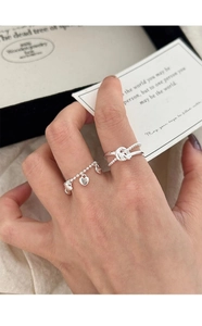 Nahaufnahme von S925 Sterlingsilber Herz-Charm Kette Ring an Hand mit Karte