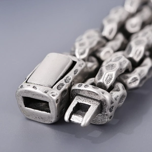Vintage stainless steel hammer pattern chain bracelet with industrial buckle