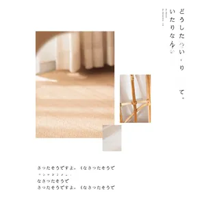 Gros plan sur la texture des chaussettes en laine tricotée beige dans un intérieur cosy
