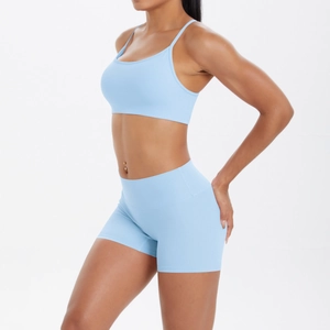 Vue latérale d'un ensemble soutien-gorge de sport et short bleu clair pour le yoga