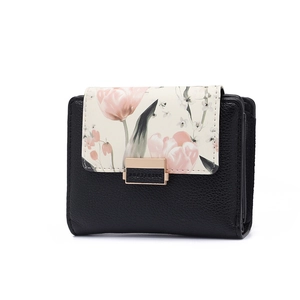 Détail du portefeuille en cuir grainé noir avec imprimé tulipes et fermoir doré