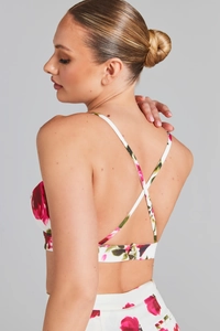 Détail du dos croisé et de l'imprimé floral rose sur cet ensemble d'été trois pièces