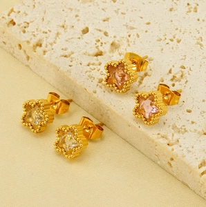 Dettaglio di orecchini a stella placcati oro 18K con zirconi rosa e trasparenti