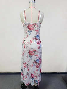Vue détaillée du dos d'une robe longue en résille blanche à fleurs rouges sur un mannequin