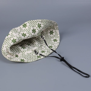 Chapeau de soleil réversible à motif floral blanc et vert avec cordon ajustable