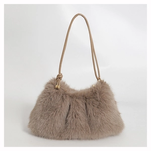 Détail d'un sac demi-lune en fausse fourrure marron avec texture pelucheuse douce