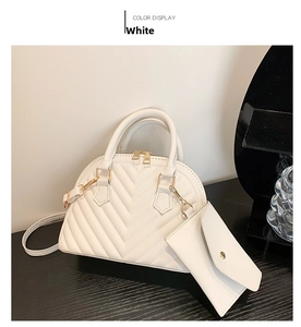 Detailansicht der weißen gesteppten Muscheltasche mit V-Nähten und Mini-Münzgeldbörse
