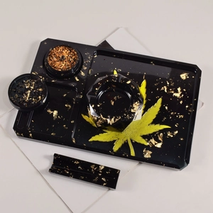 Schwarzes Roll-Tablett-Set aus Harz mit Ahornblatt-Design und Goldblatt-Details
