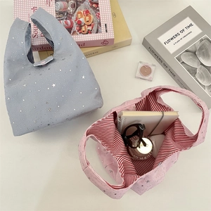 Detail van pailletten ster tas met gestreepte voering en knoopsluiting