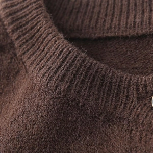 Detailansicht der dunkelbraunen Strickjacke mit Rundhalsausschnitt und weicher Textur