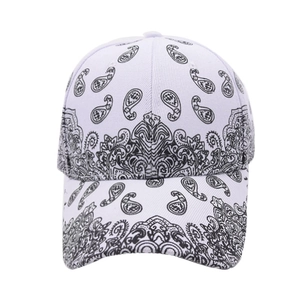 Gorra de béisbol blanca con estampado paisley negro y visera curva para el sol