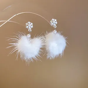 Orecchini a fiocco di neve con cuori di peluche bianchi e perle stile invernale