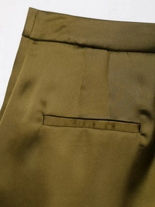 Detailansicht der glatten olivgrünen Satinhose mit feiner Taillennaht und hochwertigem Stoff