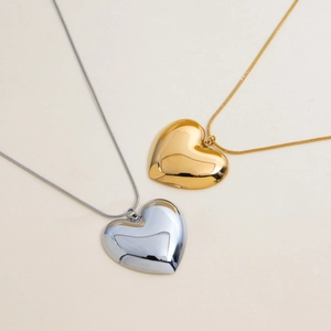 Colliers avec pendentif cœur poli en or et argent sur des chaînes serpentines