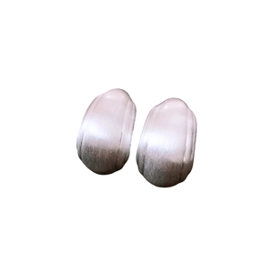 Boucles d'oreilles ovales minimalistes en argent avec surface métallique brossée