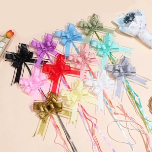 Dettaglio di fiocchi a tirare in organza da 50mm per decorazioni di regali colorati