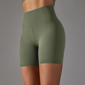 Dettaglio ravvicinato degli shorts da yoga senza cuciture verde oliva con trama a nido d'ape