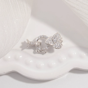 Détail macro du fermoir fleur en argent 925 avec pavage en zircone cubique brillant