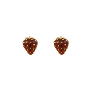 Pendientes de fresa roja minimalistas con hojas doradas sobre un fondo blanco puro
