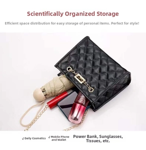 Detail der schwarzen Stepptasche mit geräumigem Innenraum für Handy und Kosmetikartikel