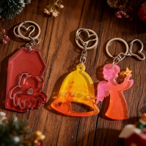 Détail macro de charms cercueil en acrylique pailleté avec porte-clés en forme de cœur