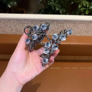 Pince à cheveux camélia en métal avec fleurs en résine bleue et cristaux brillants