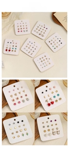 Détails d'un lot de 8 paires de boucles d'oreilles avec étoiles et cœurs sur carte blanche