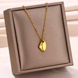 Détail du pendentif rose en forme de cœur plaqué or 18k sur une fine chaîne dorée