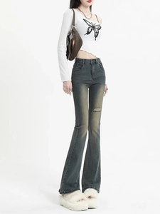 Détails macro du jean évasé gris vintage à taille haute avec genou déchiré tendance