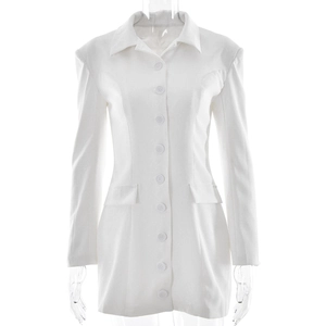 Dettaglio di abito a camicia bianco slim-fit con colletto a rever e abbottonatura singola