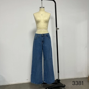 Détail d'un pantalon en jean tencel bleu moyen à coupe droite ample et taille haute