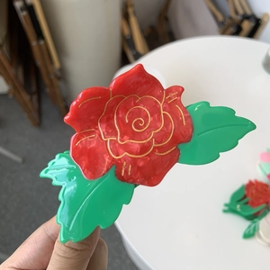 Elegante pinza per capelli a rosa rossa con foglie verdi e bordi dorati da donna