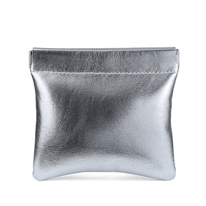 Minimalistische silberne Minitasche mit Metallic-Finish und Federverschluss