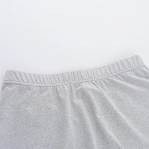 Détail de la taille élastique avec coutures renforcées sur un short en maille gris