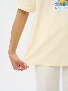 Baumwoll-T-Shirt mit Zitronendruck in Creme, weicher Stofffall am Model gezeigt