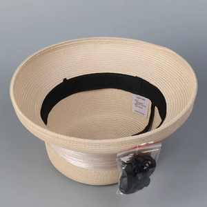 Dettaglio della fodera interna del cappello di paglia beige con cinturino e corda regolabili