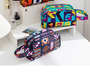 Détail d'une grande trousse de maquillage de voyage avec motifs géométriques et double fermeture